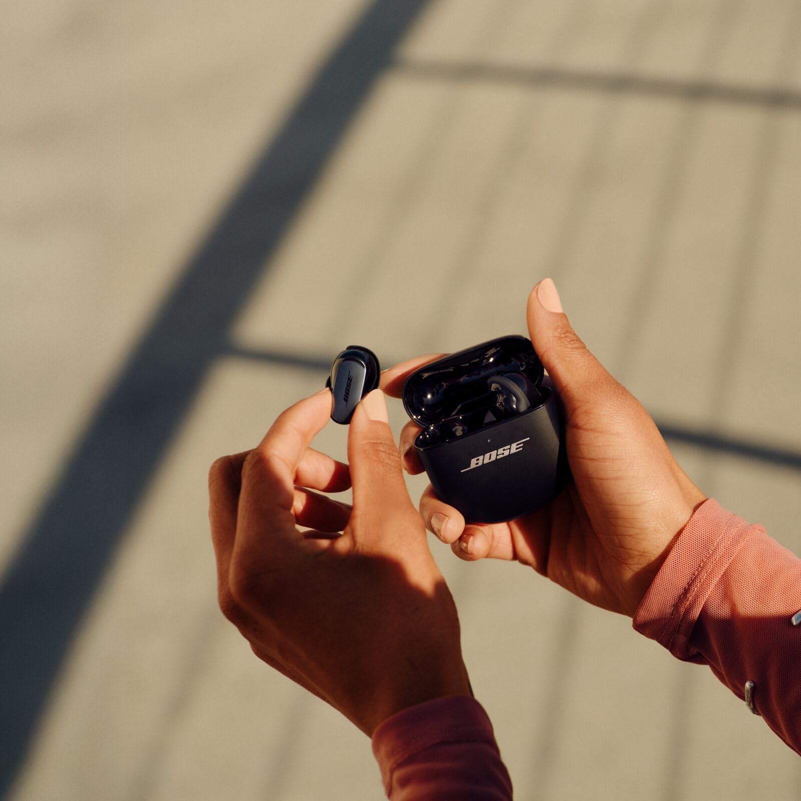 Bose QuietComfort Ultra Bluetooth Earbuds (2. Generation) Kabellose Noise-Cancelling-Ohrhörer, bis zu 6 Stunden Akkulaufzeit, IPX4-Schutz, 360-Grad-Sound, tiefer Bass, Farbe: Schwarz.