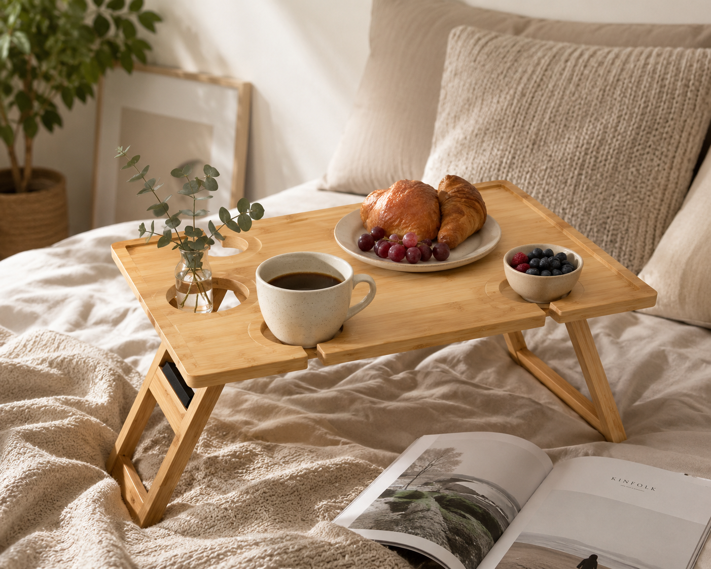 Navaris tragbarer Picknicktisch klappbar - Picknick Tisch aus Holz - mit 4 Weinglashalter und Weinflaschenhalter - Weintisch klappbar Outdoor - Bambus Weintablett