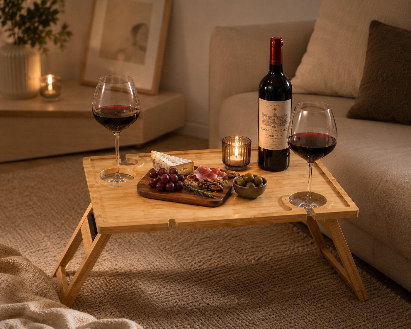 Navaris tragbarer Picknicktisch klappbar - Picknick Tisch aus Holz - mit 4 Weinglashalter und Weinflaschenhalter - Weintisch klappbar Outdoor - Bambus Weintablett